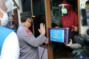 Kapolri Instruksikan Jajarannya Percepat Distribusi Bansos PPKM Darurat ke Warga