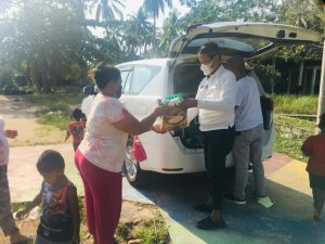 Kunjungi Kampung-kampung, Isdianto Sapa Masyarakat dan Bagikan Sembako