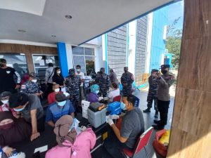 TNI Polri dan Pemerintah Kabupaten Kepulauan Anambas Sukseskan Serbuan Vaksinasi Masyarakat Maritim