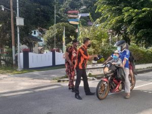 Polsek Siantan dan Pemuda Pancasila membagi kan masker ke masyarakat