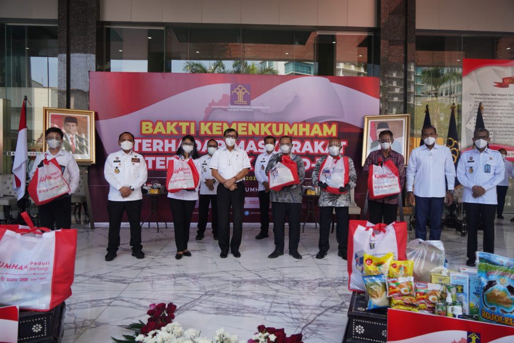 Diserang Badai Covid-19 Selama 2 Tahun, Kemenkumham Bagikan 46 Ribu Sembako