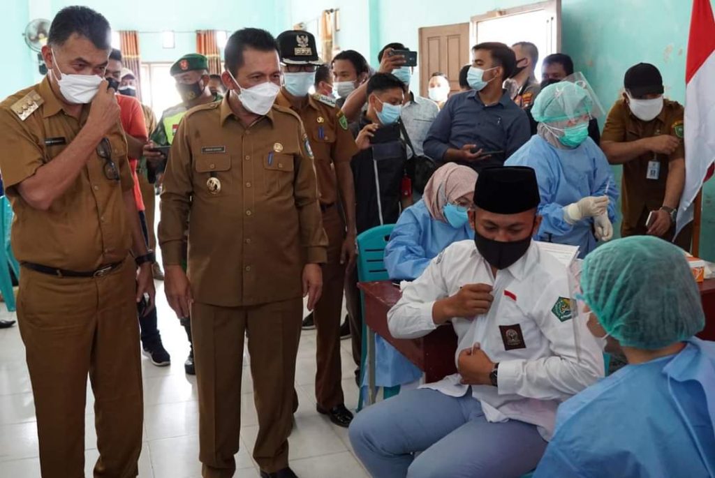 Gubernur Kepri Ansar Ahmad menyaksinakan vaksinasi untuk Pelajar SMA Sederajat