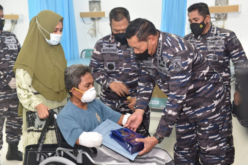Kasal yang didampingi Danlantamal I menyempatkan diri menjenguk Kopka Bek Tusrana (44). Dalam kesehariannya Kopka Tusrana berdinas di Disbek Lantamal I Belawan