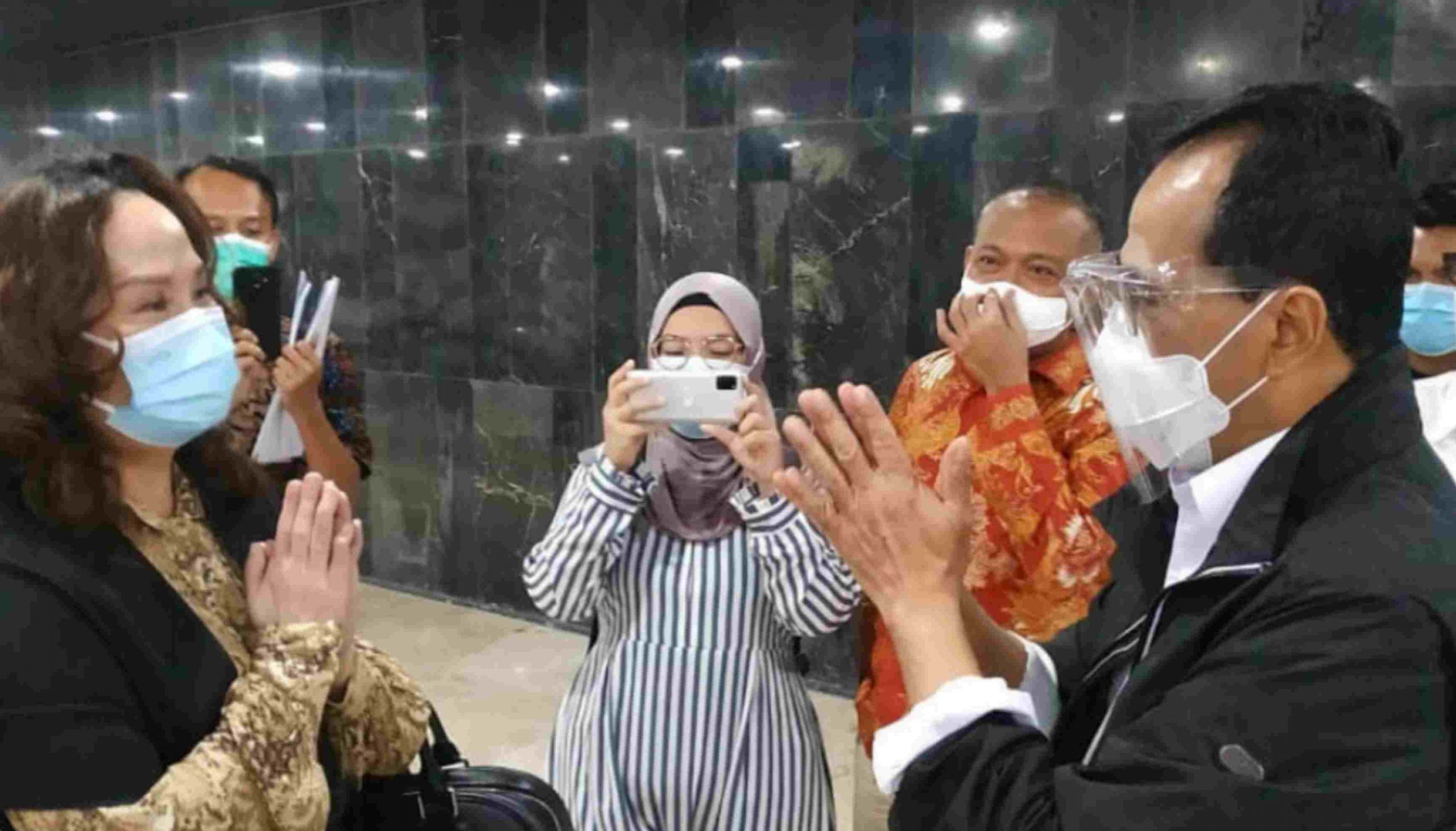 Cen Sui Lan Anggota Komisi V DPR RI Fraksi Golkar Dapil Kepri.dalam satu momen bersama menteri Perhubungan RI