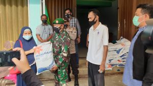 Danramil 02 Tarempa Ikut Salurkan Bantuan Beras PPKM dan BST