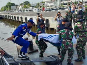 TNI AL Evakuasi Korban Kapal Motor United yang Terbakar dan Tenggelam di Perairan Pulau Berhala
