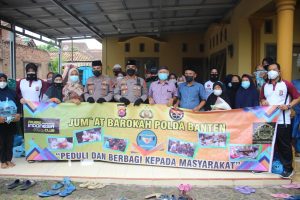Tak Kenal Lelah, Polda Banten Peduli Warga Salurkan Paket Sembako