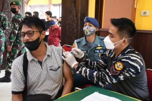 TNI AL Gelar Serbuan Vaksinasi Di Rumah Adat Kalbar