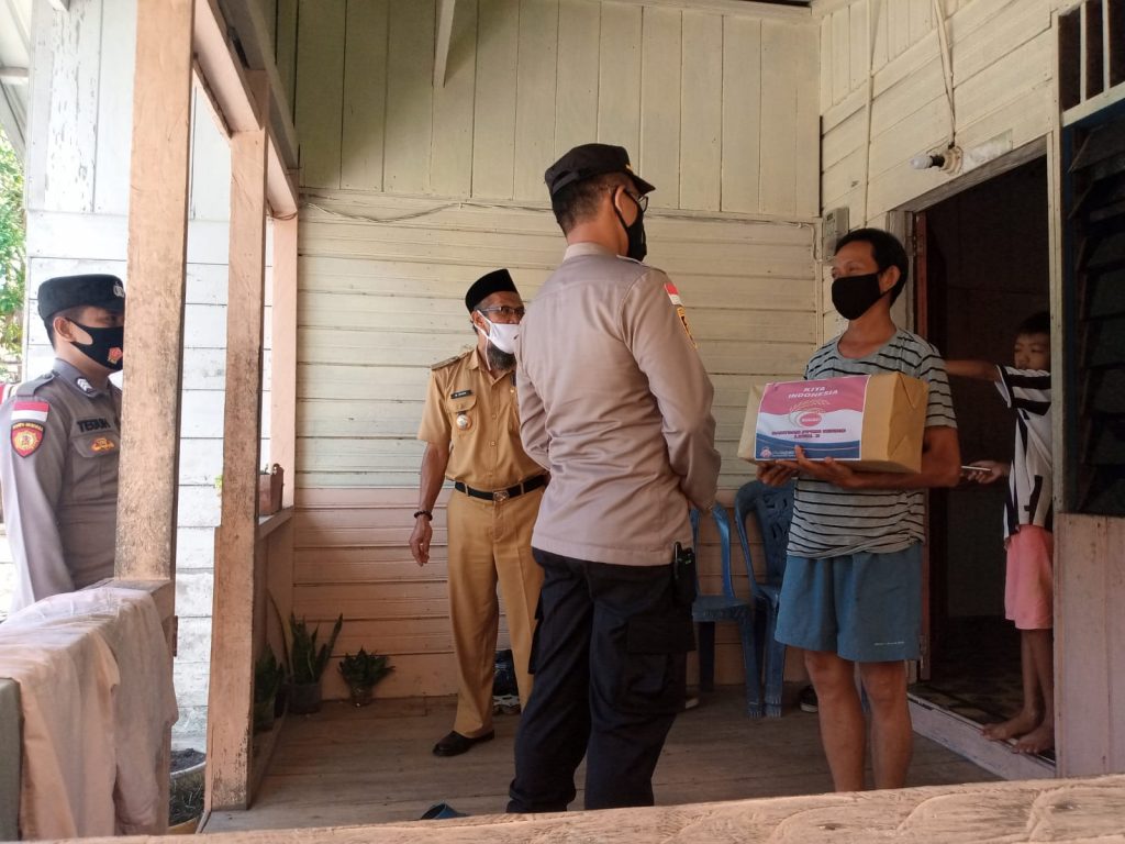 Polres Natuna Bagikan Sembako Untuk Warga