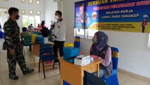 Masyarakat Dabo Singkep Kembali Terima Serbuan Vaksinasi Bersama TNI AL
