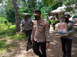 Kapolres Natuna Ike Krisnadian Patroli Desa Sambil Bawa ini