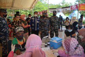 TNI AL Laksanakan Serbuan Vaksinasi Bagi Masyarakat Bekasi