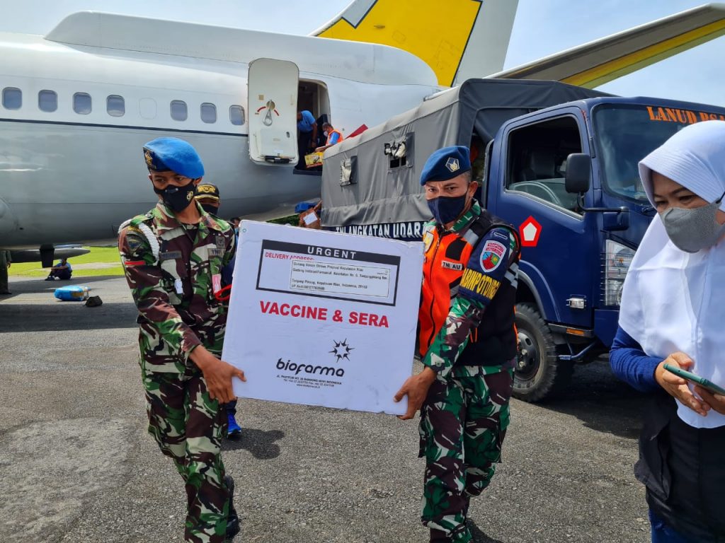 Lanud RSA Natuna Fasilitasi Angkut Vaksin Menggunakan Pesawat TNI AU