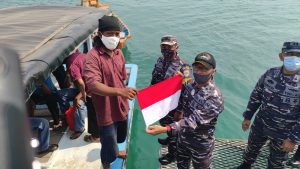 Salud Dan Bangga Gugah Jiwa Nasionalisme, TNI AL Bagikan Bendera Merah Putih