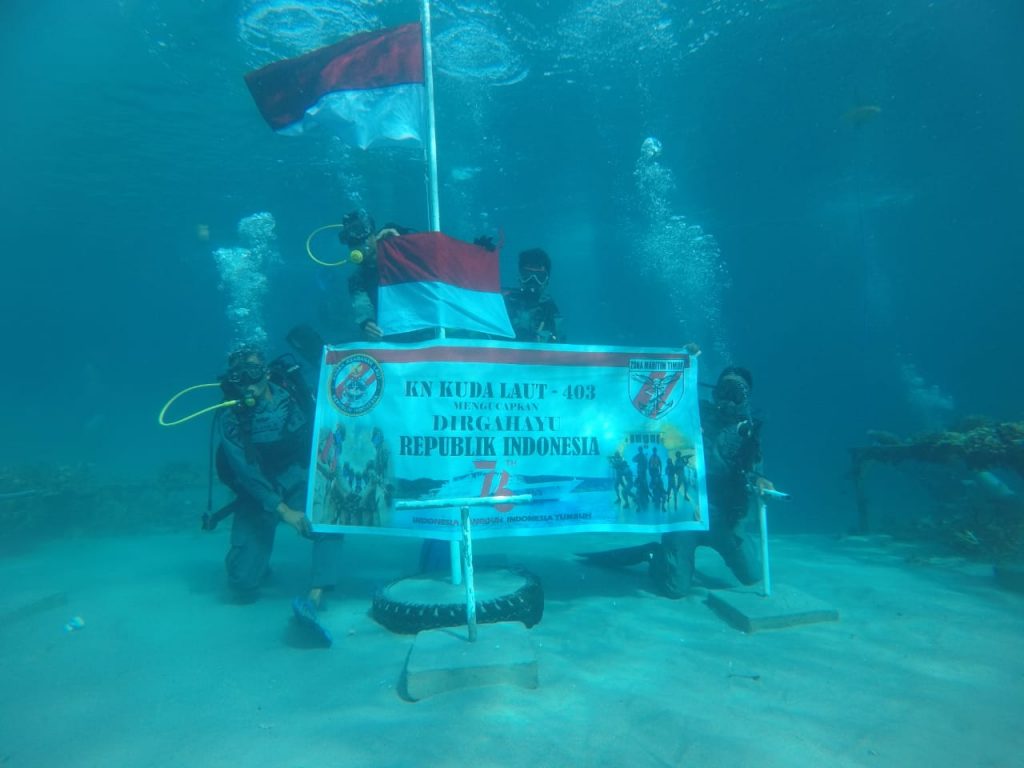 Bendera Merah Putih Republik Indonesia Berkibar di Bawah Laut Ulang Tahun Ke-76