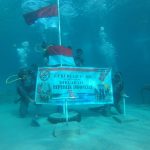 Bendera Merah Putih Republik Indonesia Berkibar di Bawah Laut Ulang Tahun Ke-76