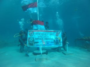 Bendera Merah Putih Republik Indonesia Berkibar di Bawah Laut Ulang Tahun Ke-76