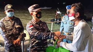 TNI AL Sisir Kapal Nelayan di Perairan Meral Sukses Vaksinasi