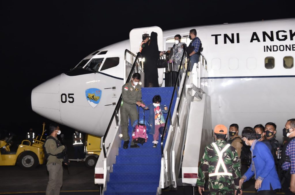 GURINDAM.ID- Panglima TNI Marsekal Hadi Tjahjanto, bersama Menteri Luar Negeri Retno Marsudi menyambut kedatangan WNI
