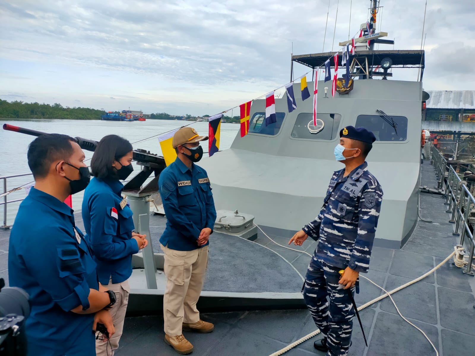 Kapal Perang milik TNI AL (Angkatan Laut) KRI Semarang-594 telah merampungkan misi kemanusiaan membantu ketersediaan oksigen penanganan Pandemi Covid-19 selama sepekan di Pulau Belitung.