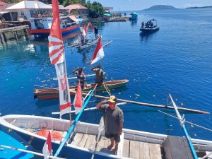 Bakamla RI Isi Kemerdekaan RI Bagikan Paket Sembako di Batam