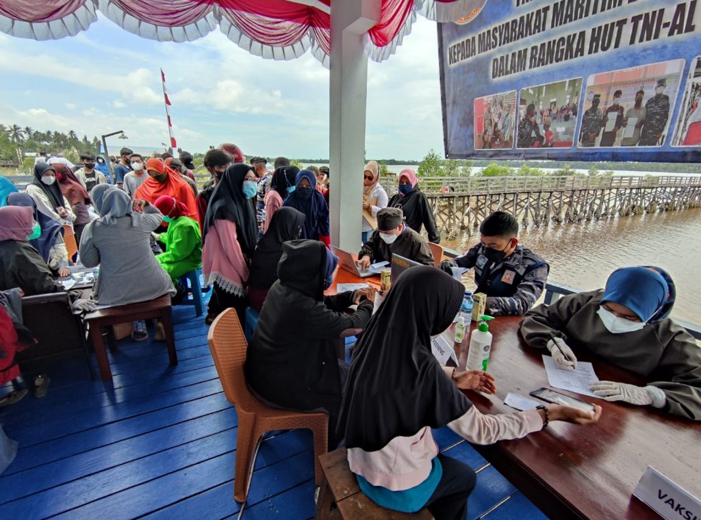 Pangkalan TNI AL (Lanal) Balikpapan Lantamal XIII, jajaran Koarmada II, dengan menggelar serbuan vaksinasi bagi masyarakat maritim