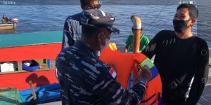 HUT Angkatan Laut ke 76, Lanal Ranai Bagikan Alat Keselamatan Untuk Nelayan Natuna