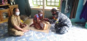 Sambut HUT Ke-76 TNI AL, Lanal Ketapang Berbagi Bantuan Sosial Pada Lansia