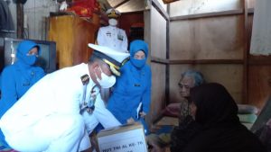 Sambut HUT Ke-76 TNI AL, Lanal Ranai Berbagi Bantuan Sosial dan Ziarah Makam