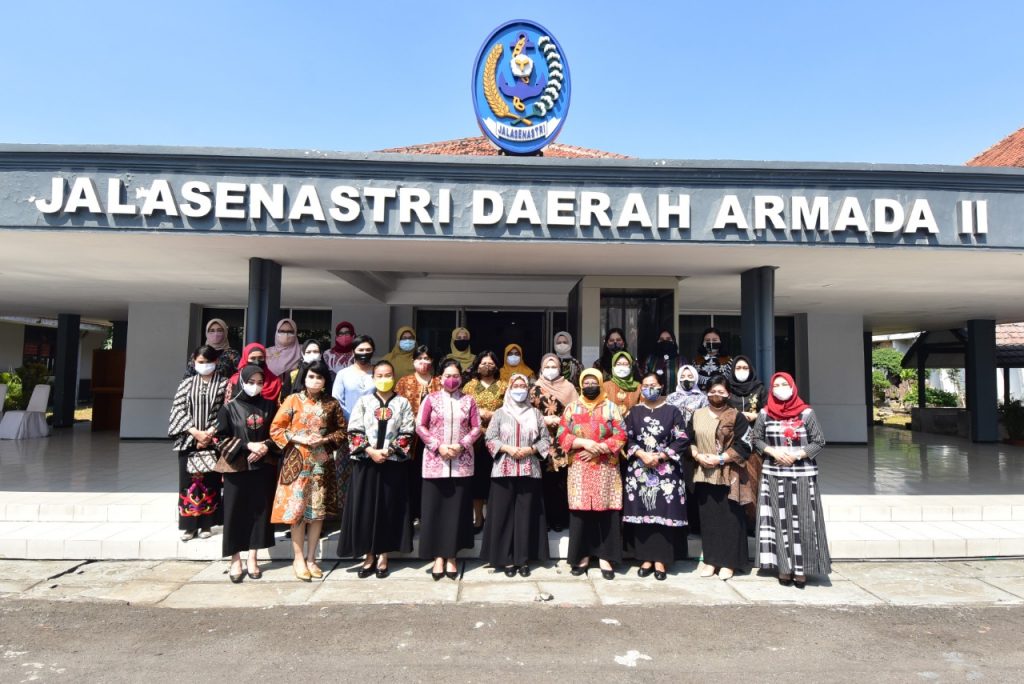 Dewi Iwan Berikan Pembekalan Kepada Para Istri Pasis Sesko TNI Dan Sespimti 2021