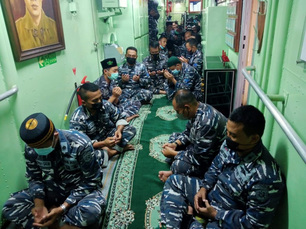 Dari Laut Banda, KRI Hasan Basri-382 Gelar Doa Dan Tasyakuran Peringati HUT Ke-76