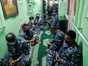 Dari Laut Banda, KRI Hasan Basri-382 Gelar Doa Dan Tasyakuran Peringati HUT Ke-76