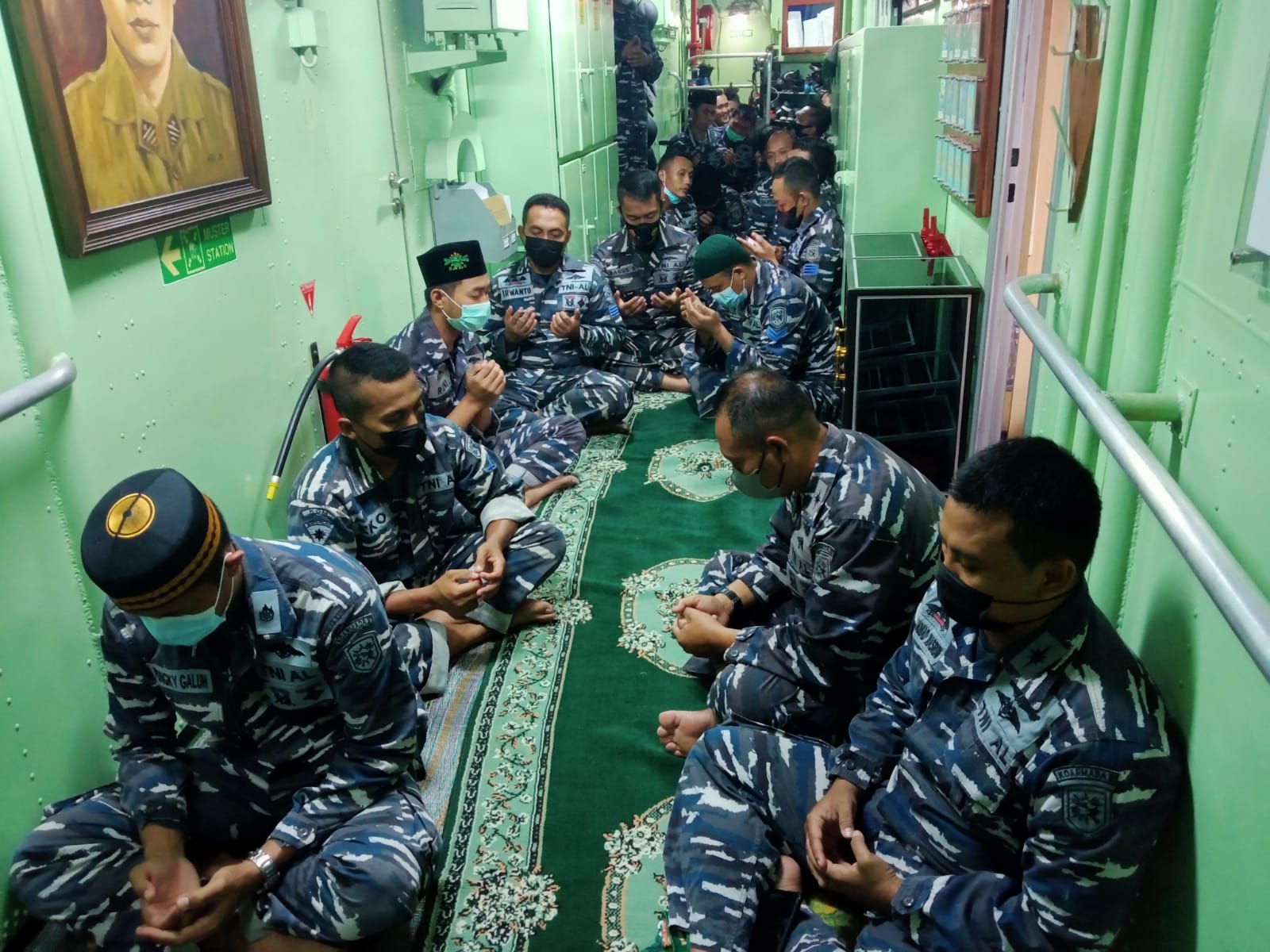 KRI Hasan Basri-382 dari Satuan Kapal Eskorta (Satkor) Koarmada II melaksanakan Doa bersama