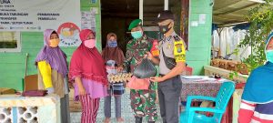 Kompak Babinsa dan Bhabinkamtibmas Salurkan Bantuan Sosial