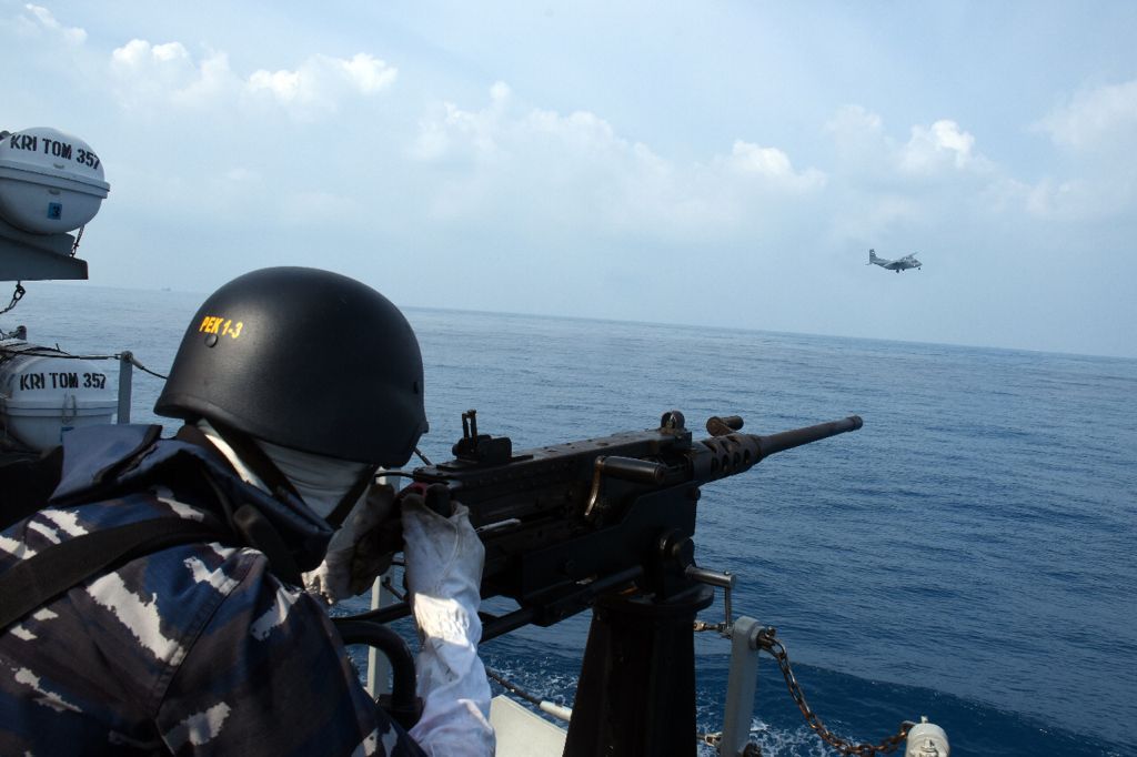 Komandan KRI Bung Tomo-357 foto Pangkoarmada 1