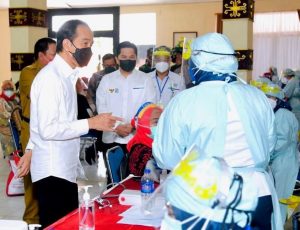 Presiden Jokowi Menyapa Peserta Vaksinasi di Provinsi Lampung