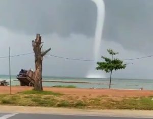 Laut Natuna Utara Bergejolak Pusaran Puting Beliung Menjadi Tontonan Warga