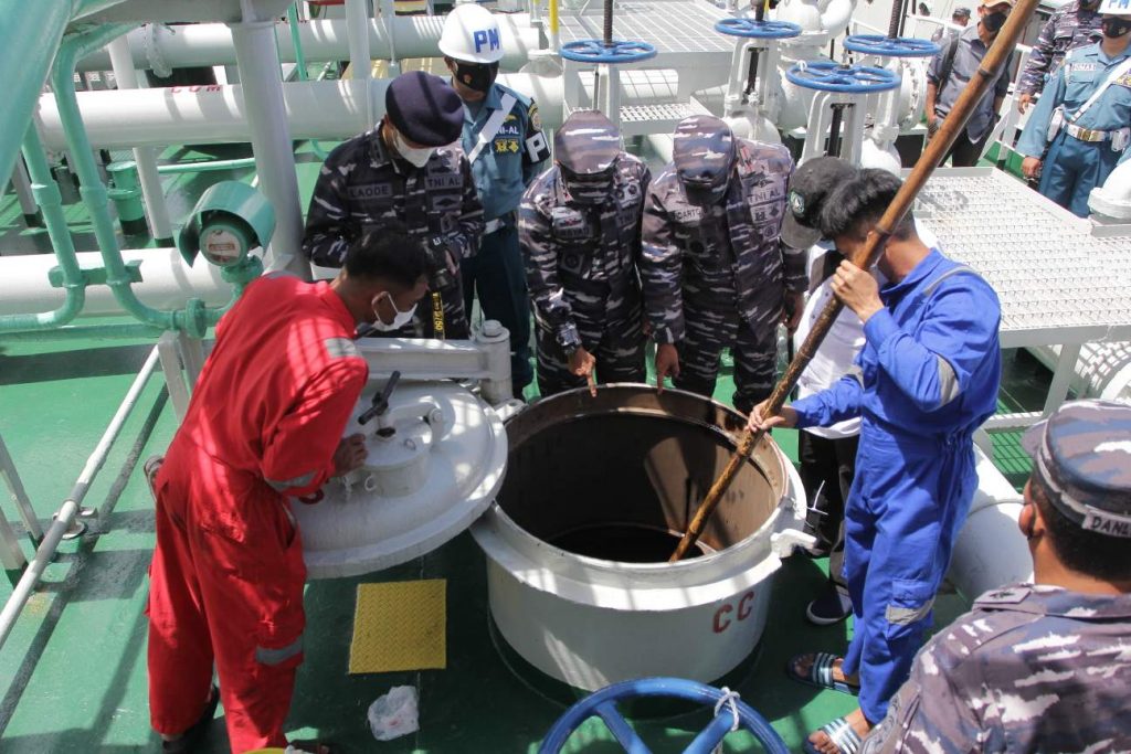 TNI AL menangkap Kapal Tanker berbendera Panama memuat minyak hitam