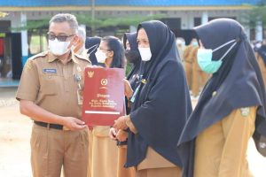 164 Guru Batam Terima Tanda Penghormatan Satya Lencana Karya Satya