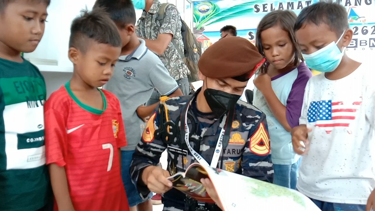 Para Taruna Sedang menunjukan sebuah buku kepada Generasi Natuna