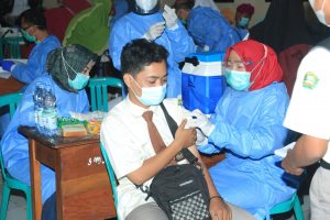 Peringati HUT TNI Ke-76, Koarmada II TNI AL Serbu Ponpes Ngalah Dengan Vaksin
