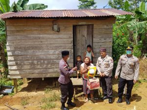 Program Jum’at Berkah, Polsek Siantan Bagikan Sembako Kepada Kaum Dhuafa