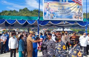 KRI Bima Suci Tiba Kepulauan Nias Disambut Bupati Hiralius Duha