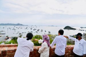 Presiden Jokowi Bersama Ibu Negara Menikmati Senja di Labuan Bajo