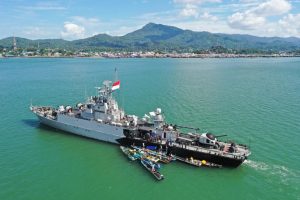 KRI Hasan Basri-382 dan Lanal Kotabaru Bagikan Sembako Bagi Nelayan Maritim