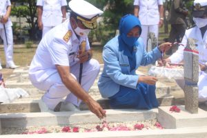 Sambut HUT TNI ke 76 Pangkoarmada II Pimpin Upacara Ziarah Di TMP Prawira Reksa Pekalongan