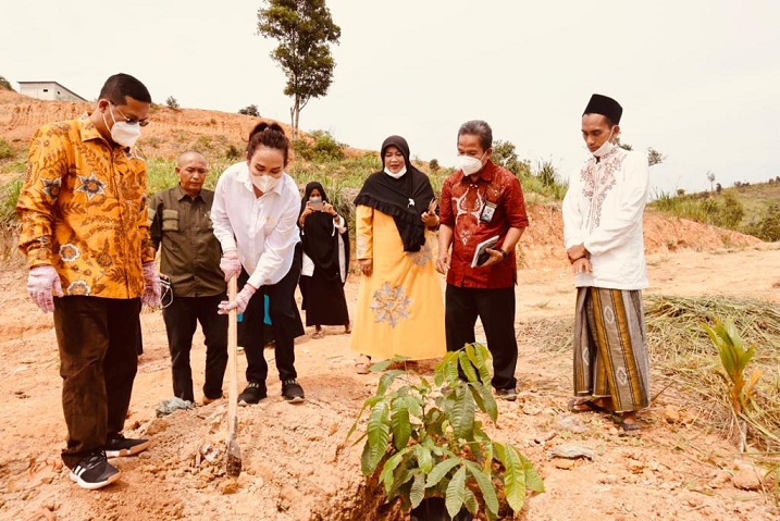 Cen Sui Lan Anggota DPR RI melakukan sosialisasi 4 pilar (kebangsaan) sambil menyerahkan bantuan untuk pembelian mesin usaha pembuatan roti di Ponpes Miftahul Huda, Sembulang, Kecamatan Galang, Kota Batam