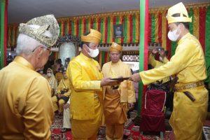 Rudi Bersama Istri Marlin Dianugrahi Gelar Kebesaran Zuriat Kerajaan Riau Lingga Prov Kepri
