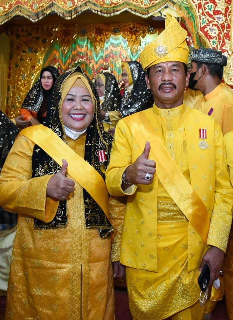 Rudi Bersama Istri Marlin Dianugrahi Gelar Kebesaran Zuriat Kerajaan Riau Lingga Prov Kepri 