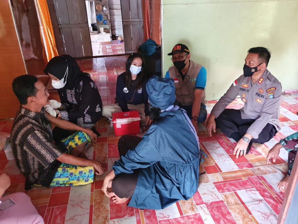 Kapolres Anambas Turun Langsung Bagikan Sembako Dan Vaksinasi Masyarakat Di Desa Putik